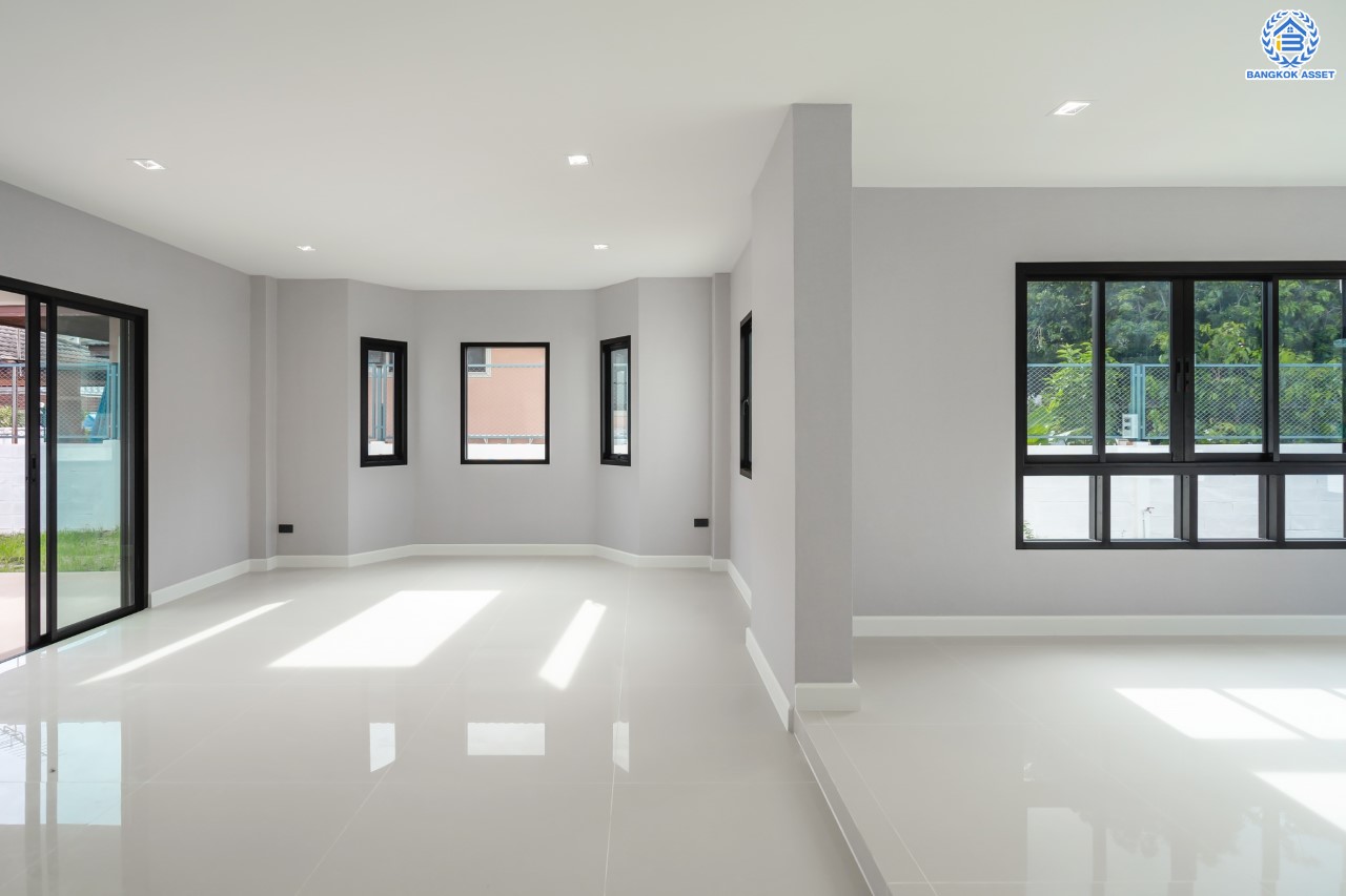 บ้านมือสองตกแต่งใหม่ ม.เมืองเอกประจิม พหลโยธิน87 ตกแต่งครบทุกฟังก์ชัน เนื้อที่ 200 ตร.ว. 3 ห้องนอน 5 ห้องน้ำ 1 ห้องรับรอง จอดรถได้ 3 คัน เชื่อมต่อทุกการเดินทาง ใกล้รถไฟฟ้าสายสีแดง "สถานีหลักหก"และทางด่วน "ศรีสมาน"